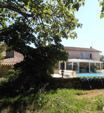 &#8364;350000 - Superb Detached Property With Pool And Gite