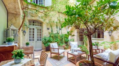 Superb Traditional Mansion With 300 M2 Of Living Space, Garage, Courtyard And Terrace.