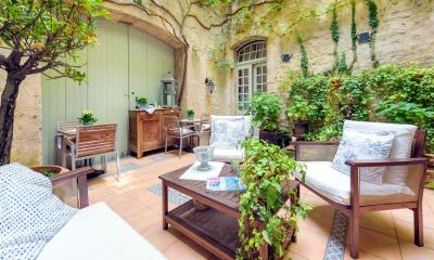 Superb Traditional Mansion With 300 M2 Of Living Space, Garage, Courtyard And Terrace.