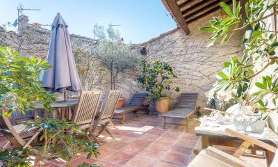 Superb Traditional Mansion With 300 M2 Of Living Space, Garage, Courtyard And Terrace.