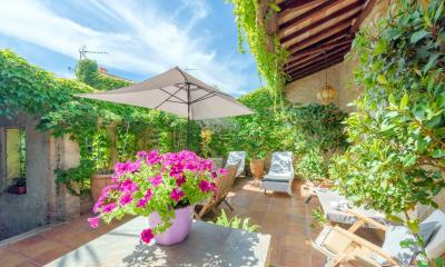 Superb Traditional Mansion With 300 M2 Of Living Space, Garage, Courtyard And Terrace.