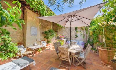 Superb Traditional Mansion With 300 M2 Of Living Space, Garage, Courtyard And Terrace.