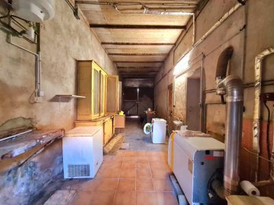 Bourgeoise House And Independent Gite With Large Wine Cellar, Courtyards And Garden.