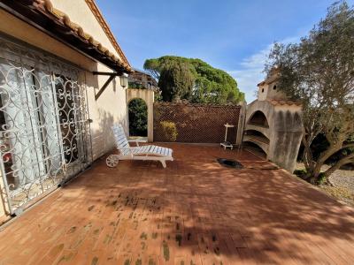 Charming Villa To Refresh With 100 M2 Of Living Space Plus An Independent Studio, On 900 M2 Of Land