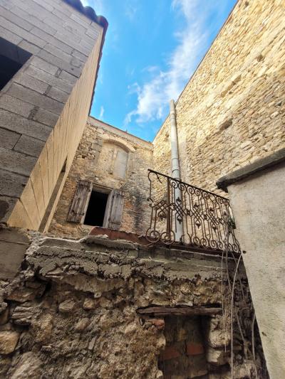 Large Stone Barn With 210 M2 Of Floor Space, In Need Of Renovation, With A Small Courtyard, Terrace