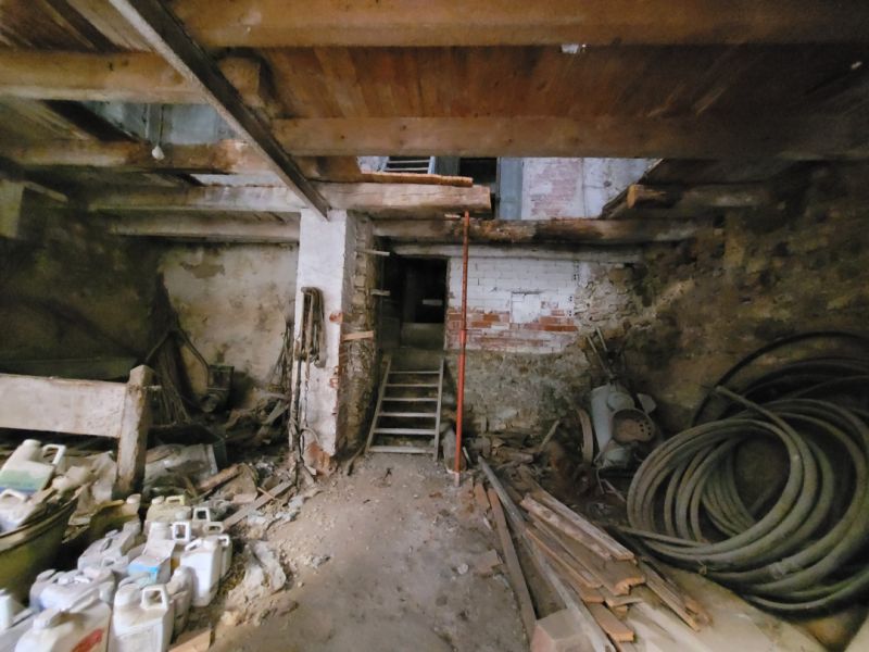 Large Stone Barn With 210 M2 Of Floor Space, In Need Of Renovation, With A Small Courtyard, Terrace