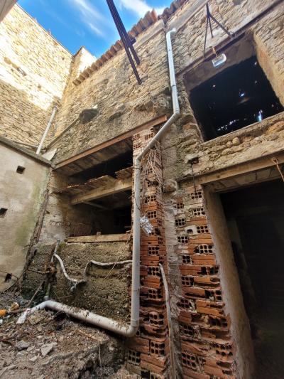 Large Stone Barn With 210 M2 Of Floor Space, In Need Of Renovation, With A Small Courtyard, Terrace