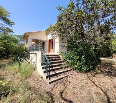 Charming House Dating From The 60s, Situated Off A Housing Estate On A Generous 849 M2 Plot, Offerin