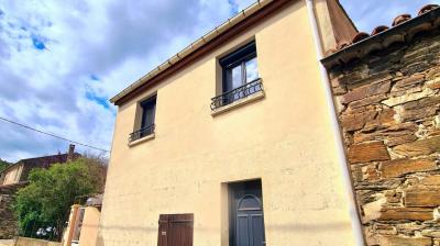 Winegrower\'s House To Refresh With 4 Bedrooms, A Terrace And 2 Large Garages, In A Quiet Area