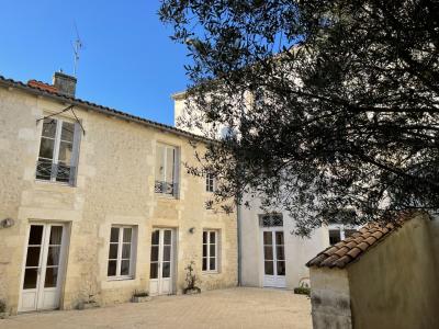 Town House - St-jean-d\'angely Centre