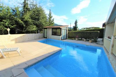 Near Limoux, Large Villa Comprising 2 Apartments On A Plot Of 2420 M2