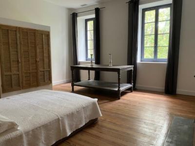 Spacious T3 In Renovated Bourgeois Building With Large Terrace