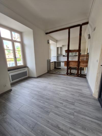 Chalabre Town Center In Character Building Very Well Renovated 2-room Apartment