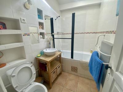 At The Foot Of The City: Charming House With Garage And Detached Garden