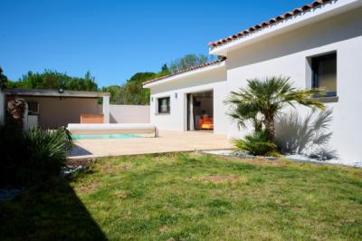 Villemoustaussou: Luxury Villa Of 136 M2, Swimming Pool, Garage On 687 M2 Of Land