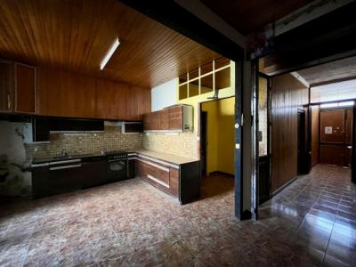 Near The Banks Of The Aude And The City: Real Estate Complex With Courtyards To Renovate