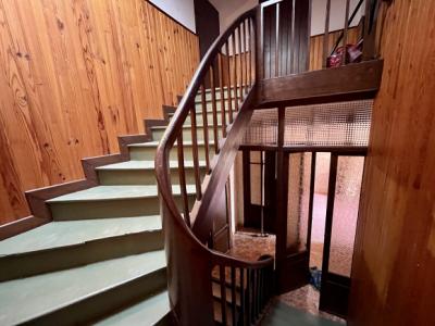 Near The Banks Of The Aude And The City: Real Estate Complex With Courtyards To Renovate