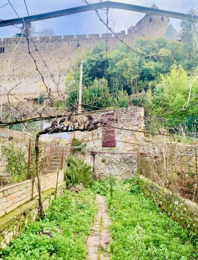 At The Foot Of The City House With Patio, Outbuilding And Garden