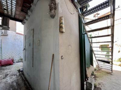 Near The Banks Of The Aude And The City: Real Estate Complex With Courtyards To Renovate