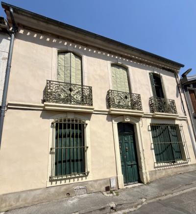 Near The Banks Of The Aude And The City: Real Estate Complex With Courtyards To Renovate