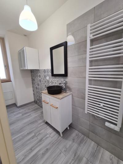 Chalabre Town Center In Character Building Very Well Renovated 2-room Apartment