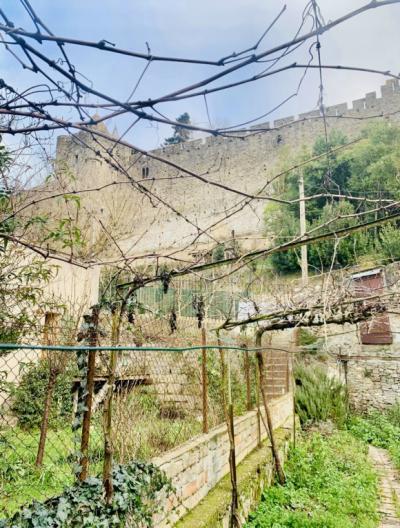 At The Foot Of The City: Shed, With Garden, To Be Converted Into A Dwelling