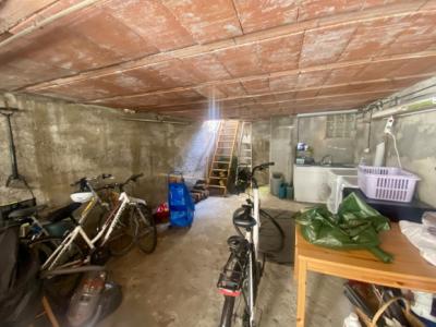 At The Foot Of The City: Charming House With Garage And Detached Garden