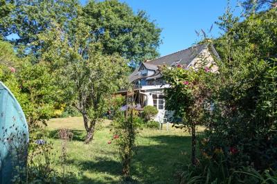 Houses For Sale - 5 Rooms - 110 M2